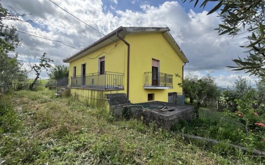 Casa indipendente con 12.000 mq di terreno agricolo
