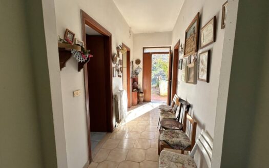 Casa indipendente con depositi e ampio terreno
