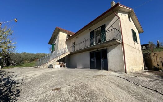 Casa indipendente con terreno e spazio esterno