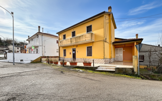 Casa indipendente con deposito, giardino e garage