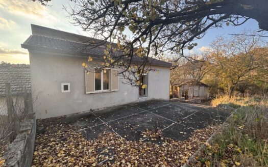 Casa indipendente con spazio esterno, garage e terreno