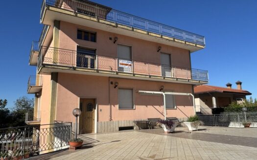 Villa singola con giardino, piscina e terrazzo