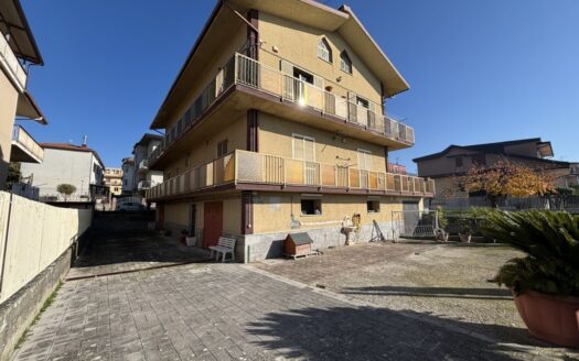 Appartamento con ingresso indipendente, spazio esterno privato, garage e sottotetto