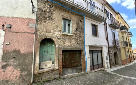 Rudere in pietra su tre livelli