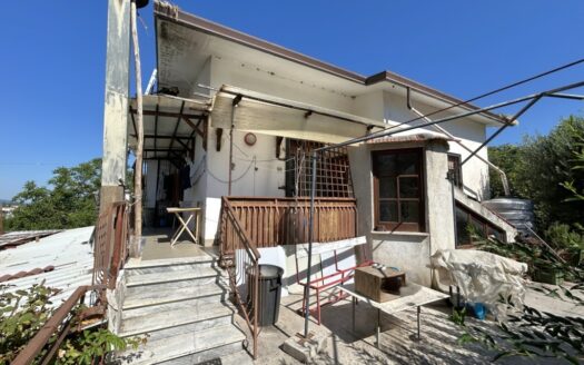 Casa indipendente con spazio esterno recintato