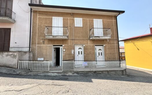 Ampia casa bifamiliare con terrazzo, garage e cantina