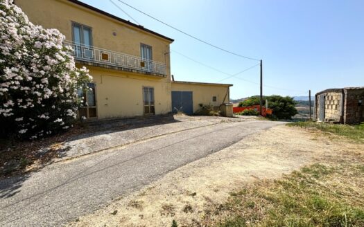 Casa indipendente con terrazzo, pertinenze e terreno