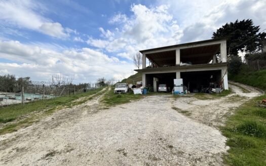 Ampia struttura allo stato grezzo ideale per uso commerciale o residenziale
