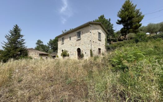 Caratteristica casa in pietra con terreno retrostante