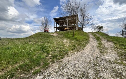 Struttura allo stato grezzo con vista Panoramica e ampio giardino