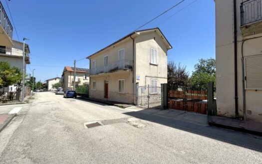 Casa indipendente in centro con spazio esterno e giardino