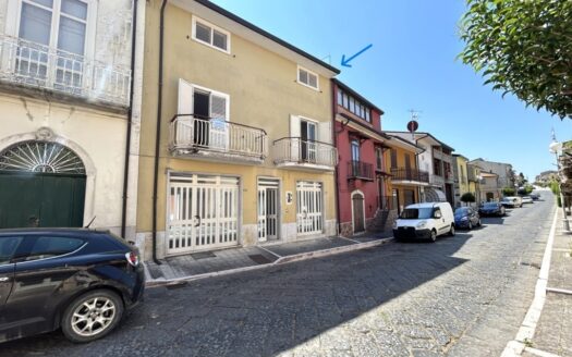 Casa semindipendente con garage in Via Roma