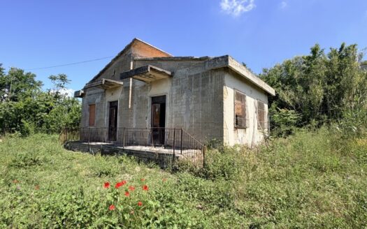 Casa indipendente su unico livello con terreno agricolo