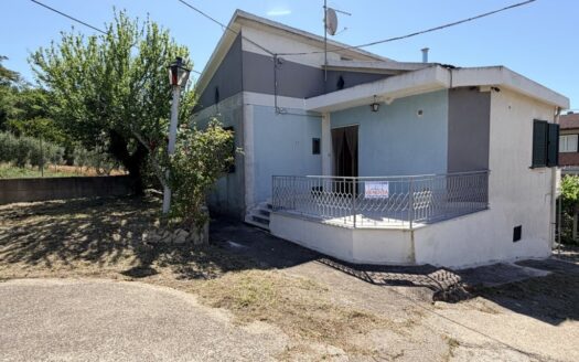Casa indipendente con terreno agricolo