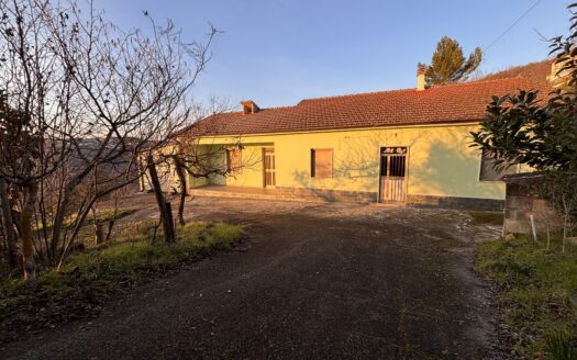 Panoramica casa indipendente con garage, corte esterna e terreno