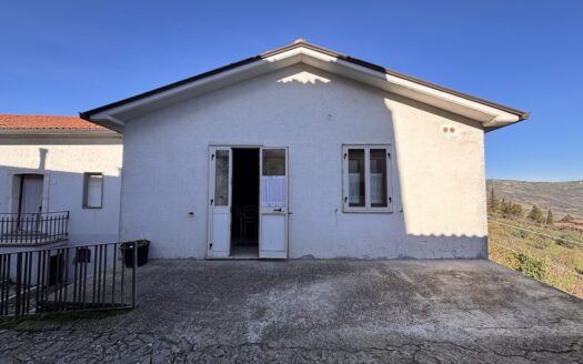 Casa semindipendente con parcheggio e ampio deposito