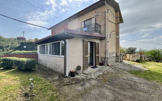 Semindipendente con spazio esterno, giardino e terreno