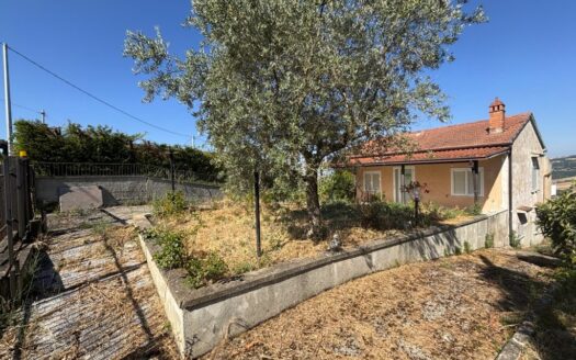 Casa indipendente con terrazzo, tavernetta e terreno