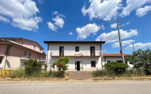 Luminosa casa indipendente con corte esterna, garage e terreno