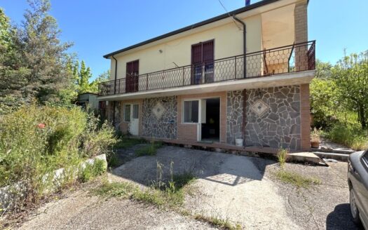 Casa indipendente con ampio terreno