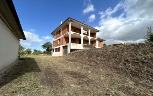 Fabbricato allo stato grezzo con terreno