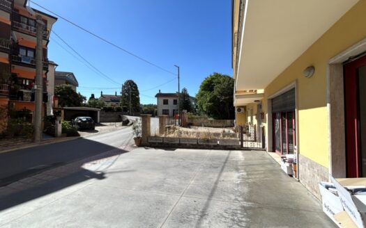 Locale commerciale con deposito e spazio esterno antistante