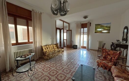 Appartamento al primo piano con depositi e giardino