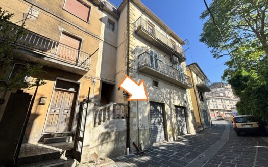 Locale C/2 con serranda e cantina scavata nella roccia