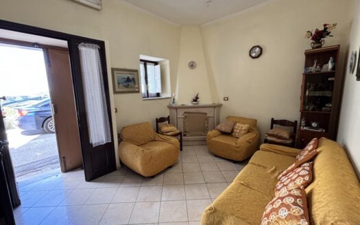 Accogliente casa semi-indipendente su due livelli con corte privata e camino