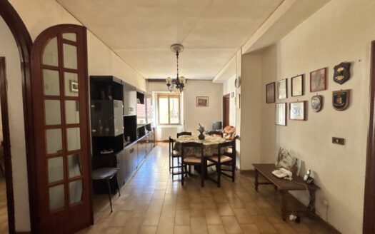 Luminoso appartamento con ingresso indipendente e ampio terrazzo panoramico