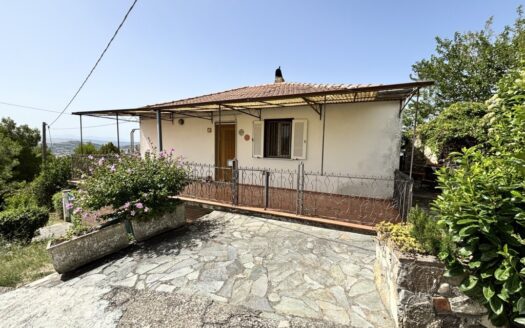 Casa indipendente con tavernetta, depositi e spazio esterno