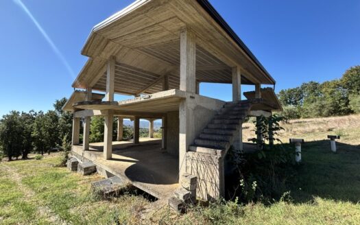 Villa indipendente allo stato grezzo con ampio terreno