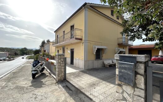 Casa indipendente con garage e spazio esterno recintato