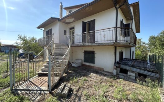 Casa indipendente su due livelli con spazio esterno e terreno