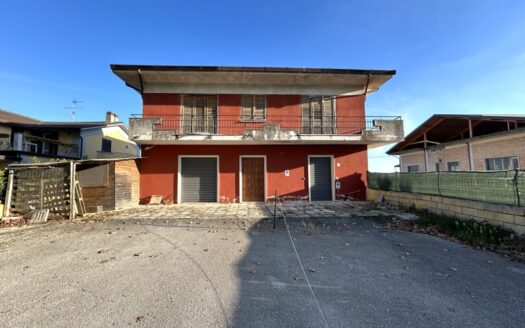 Fabbricato con locali e garage