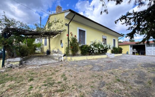 Casa indipendente su un unico livello con giardino