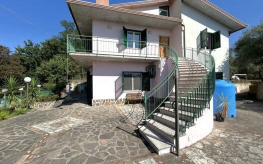 Magnifica villa con ampio spazio esterno e piscina