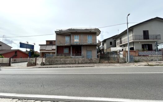 Edificio con più unità abitative in Via Nazionale Passo
