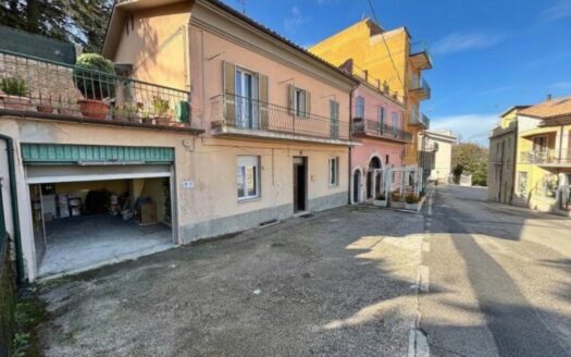 Appartamento in centro con laboratorio, cantina, spazio esterno e giardino
