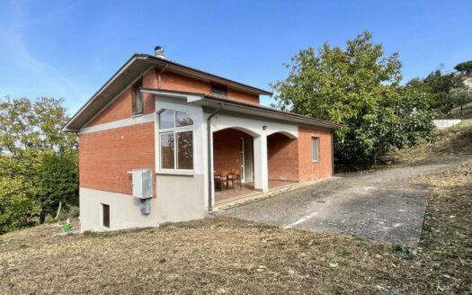 Splendida casa indipendente immersa nel verde con terreno, taverna e garage