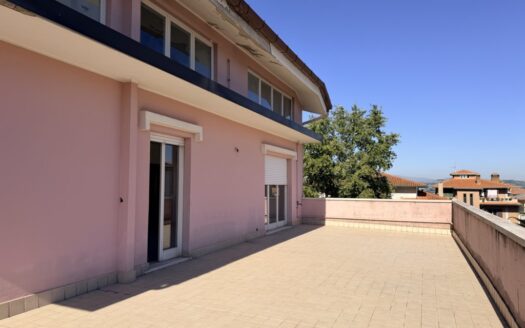 Appartamento con terrazzo e mansarda