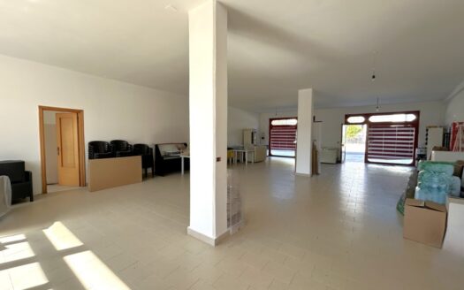Ampio locale commerciale in affitto su Via Sant’Angelo