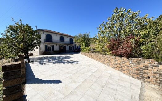 Caratteristica soluzione indipendente con corte esterna, giardino e terreno