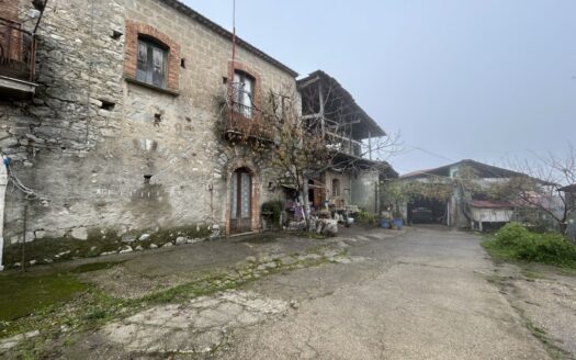 Rustico semindipendente con depositi e forno a legna