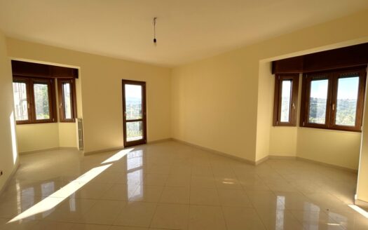 Elegante appartamento al primo piano con garage e ascensore