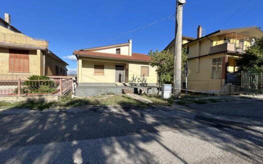 Casa indipendente con garage e giardino