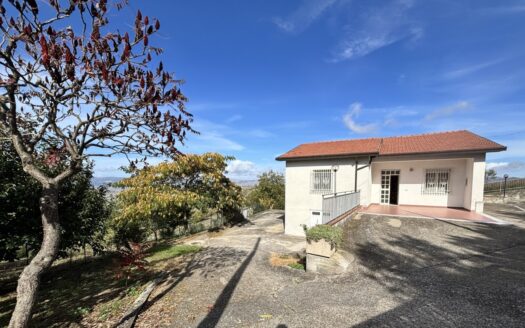 Casa indipendente con terreno, corte esterna e garage